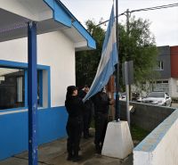 Honor y respeto: se izó la Bandera Nacional en las dependencias policiales
